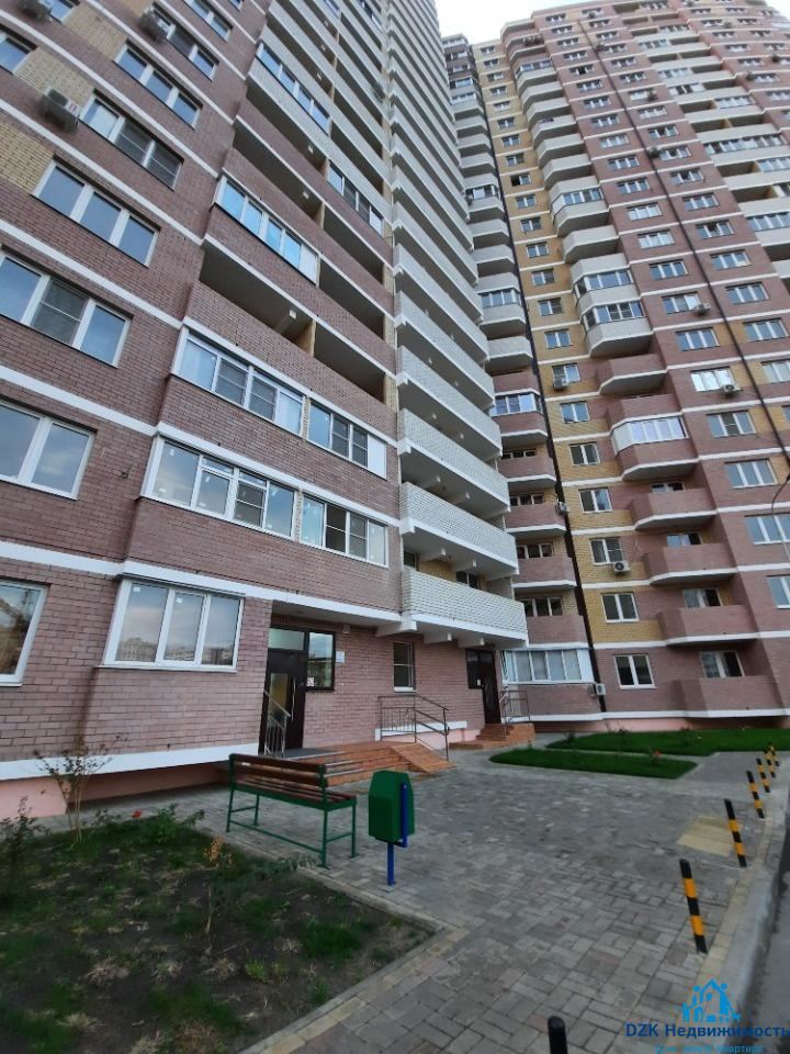 Продаётся 2-комн. кв. с хорошим предчиствым ремонтом 18 этаж, вид на город. Витражное остекление. Подземный паркинг. 
Звоните,  отвечу на все вопросы!