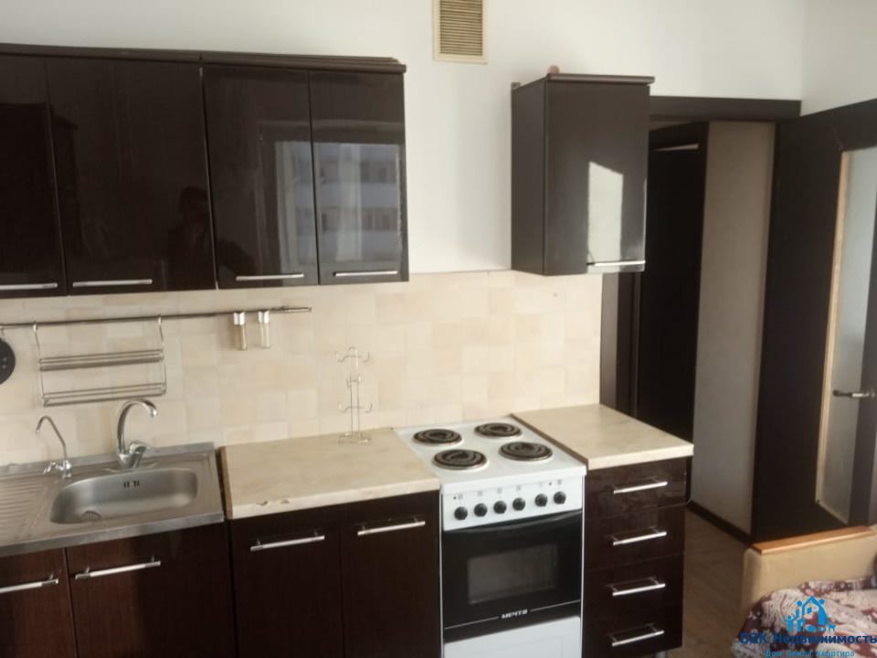  Продам 1-комнатную квартиру площадью 38 кв. м на 13 этаже 15 этажного панельного дома. Квартира в новом доме, ванная- плитка, сплит-система, плита, домофон, TV, интернет, застекленный балкон.
Высокий этаж, вид на Кубань и горы. 
Звоните, отвечу на все вопросы. Показ в любое время.