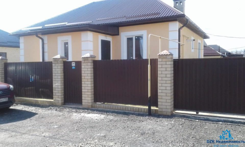 Дом в предчистовой отделке, из 3х спален, зала и кухни, с большой террасой  
 Земельный участок 4 сот.
Есть все коммуникации - газ, вода, свет, септик. 
Установлен котёл отопления, тёплый пол. 
