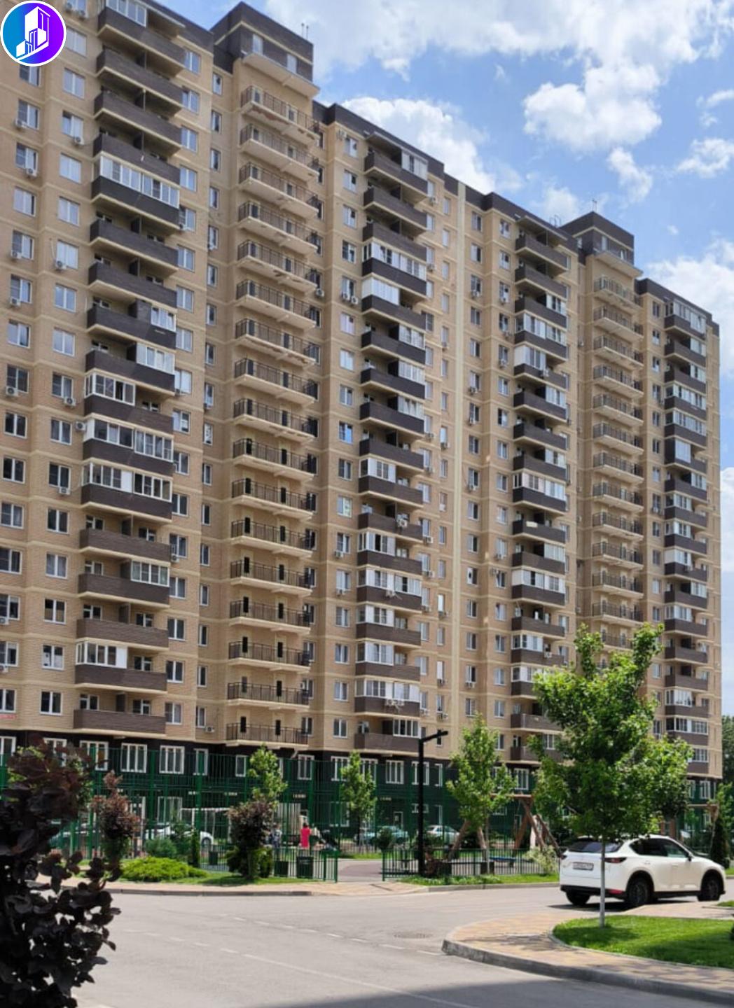 Квартира в новом доме , из окон  открывается вид во двор. Квартира с качественной предчистовой отделкой, с ленточным балконом.

Дом  оборудован IP-домофонами, видеонаблюдением во дворе и Wi-Fi-соединением. 

Комплекс расположен в уютном и тихом лесопарке, но  объекты инфраструктуры, необходимые кажд