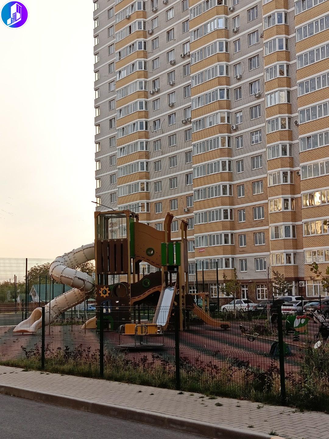 Продаю 2 к квартиру в предчистовой отделке! 
Современный Жилой комплекс, рядом семейный гипермаркет, школа со стадионом и детский сад.
Много парковочных мест для жильцов и гостей
Рядом с Жилым комплексом проложена новая автомагистраль, ведущая в сторону Новороссийска и Анапы. 
