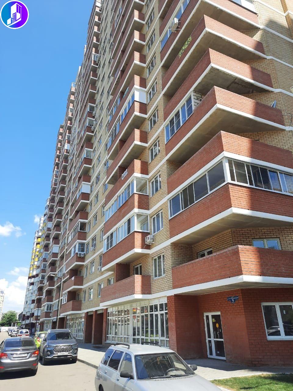 В продаже двухкомнатная квартира в предчистовой отделке в новом доме!
Большие просторные светлые комнаты, раздельный санузел, идеальный вариант для воплощения дизайнерских идей!
Дом расположен в самой развитой части Гидростроя, школа и детсад рядом, поликлиника детская 3 минуты пешком,  остановки ря