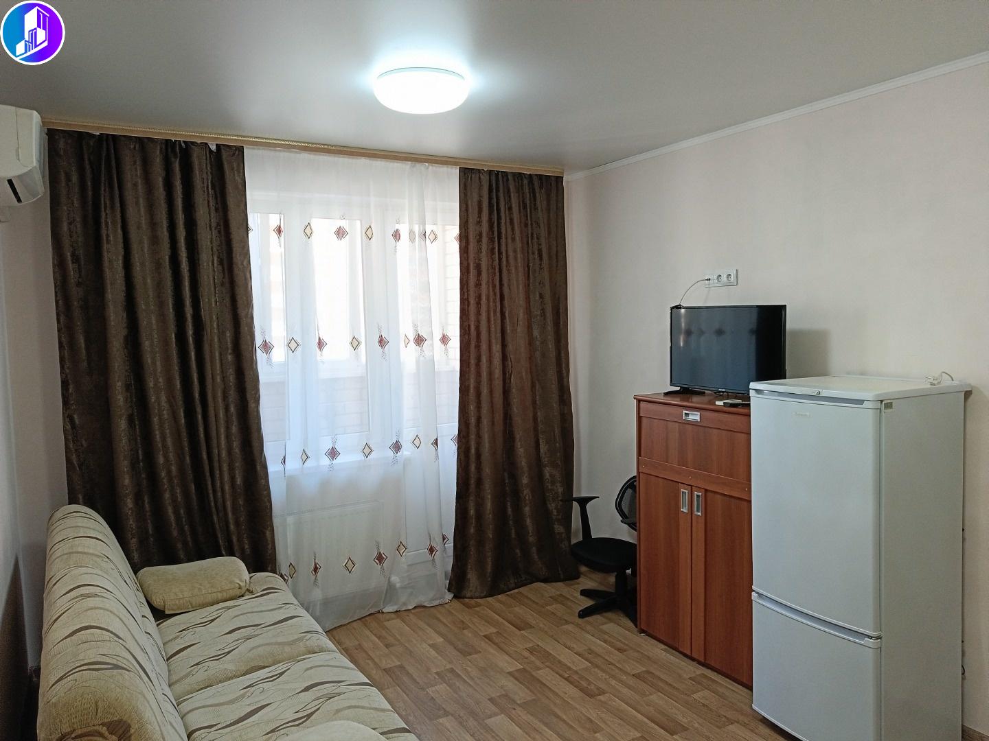 Продается уютная студия в Краснодаре по адресу: улица Гидростроителей, 63. Общая площадь квартиры составляет 25.4 кв. м, жилая площадь — 16.6 кв. м. Квартира расположена на 9 этаже 18-этажного монолитно-кирпичного дома, построенного в 2015 году. Высота потолков — 2.65 метра, а окна выходят на улицу,