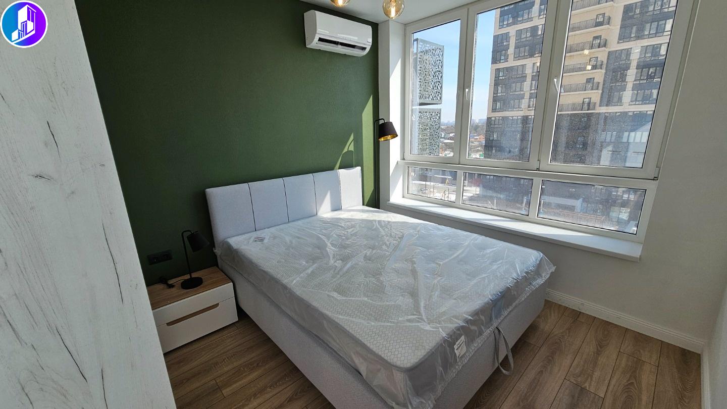 Продается светлая и просторная двухкомнатная квартира в современном жилом комплексе  Общая площадь составляет 65 кв. м, жилая площадь — 33 кв. м, а просторная кухня занимает 13 кв. м. Квартира расположена на 7 этаже из 24, с высотой потолков 2.8 метра. Окна выходят во двор, что обеспечивает тишину и