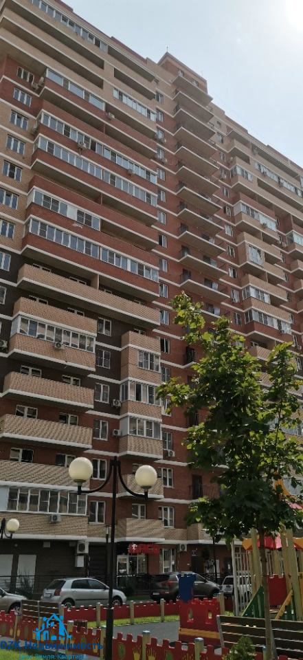 Современный жилой комплекс  в обжитом микрорайоне  в юго-восточной части Краснодара, практически на берегу озера Старая Кубань,
 недалеко от трассы М4 – Дон. Здесь проходит ряд маршрутов общественного транспорта, на котором можно добраться до любого района города.
 Рядом школы, детские сады, поликли