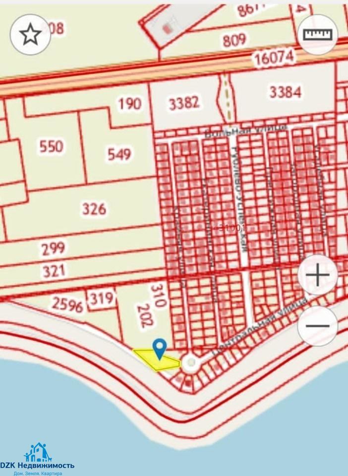 Продам участок 41 сот, на Центральной улице,  в КП НОВЫЙ, находится напротив ТРЦ ОзМолл, в непосредственной близости от Краснодарского водохранилища.
Из коммуникаций, свет и вода подведены к участку, канализация - септик. Газ планируется подключать в 2023 году.
Участок  можно рассматривать  под стро