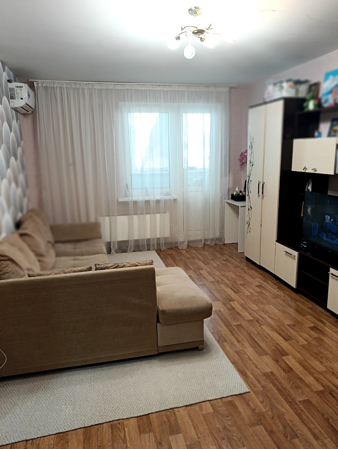 Продажа однокомнатной квартиры с большим ленточным балконом.
Площадь квартиры общая 44,35 кв.м, без холодных помещений - 37,5 кв.м.

Состояние среднее, соответствует стоимости!
Остаётся мебель частично.

Квартира куплена за наличные у застройщика, без обременений, без сертификатов.
На все вопросы от