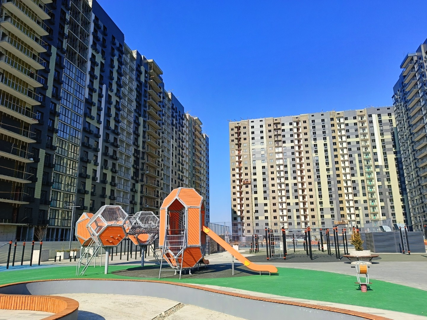 Продажа 2х комнатной квартиры в жилом квартале в одном из самых экологически благоприятных районов города Краснодар.
  Квартира реальная!
Территория облагорожена, есть зоны отдыха и тренажерный комплекс. Для самых маленьких жителей безопасные, развивающие игровые комплексы.

Все, что нужно для комфо