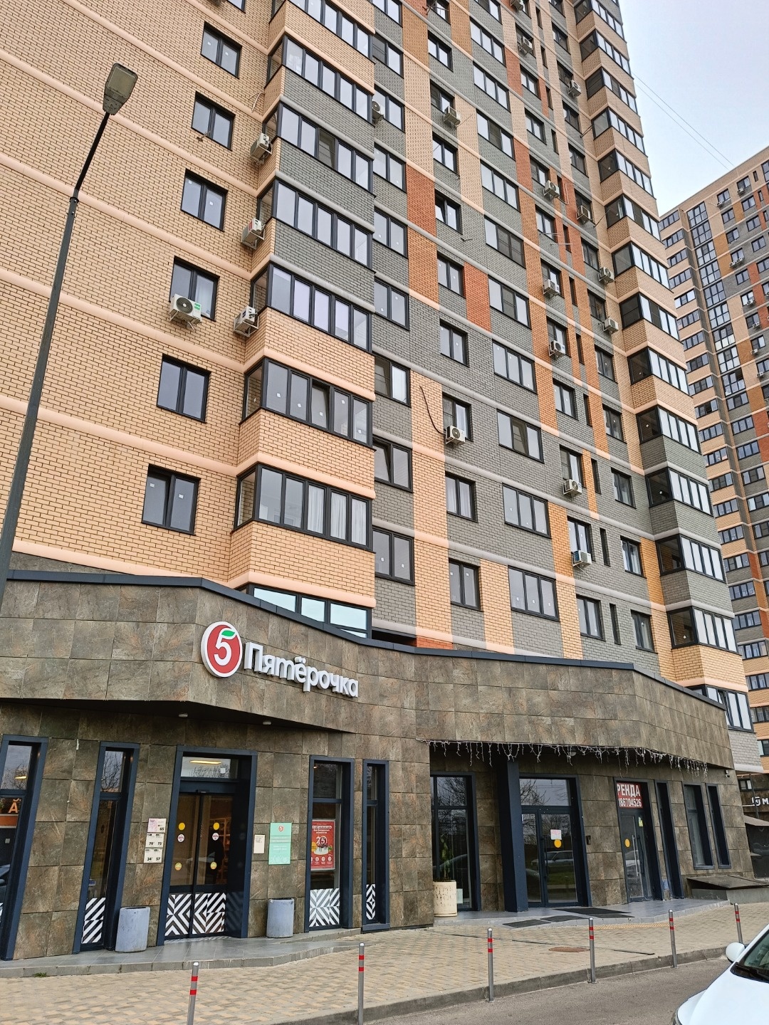 Продаю студию с хорошим предчистовым ремонтом. Дом монолит-кирпич, вокруг благоустроенная территория.
  У дома отличное  месторасположение, район с развитой инфраструктурой - магазины, рынки, торговые комплексы, поликлиника, школы, детсады.
   Обременений нет! 
Звоните!