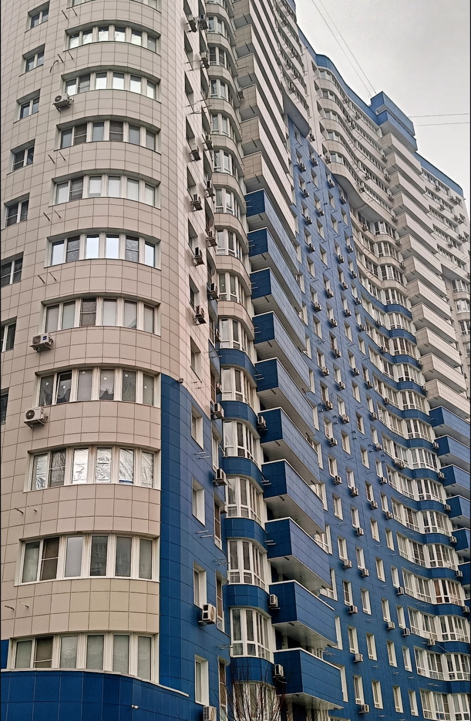 Продаю квартиру на 16 этаже в 24х этажном доме. Квартира в предчистовой отделке, лоджия с кухни, при входе большая гардеробная 7 кв.м., санузел стандартный -3,7 кв.м. 
Квартира не большая, но при грамотном планировании будет очень комфортное жилье!
Квартира находится в жилом комплексе Фонтаны, это о