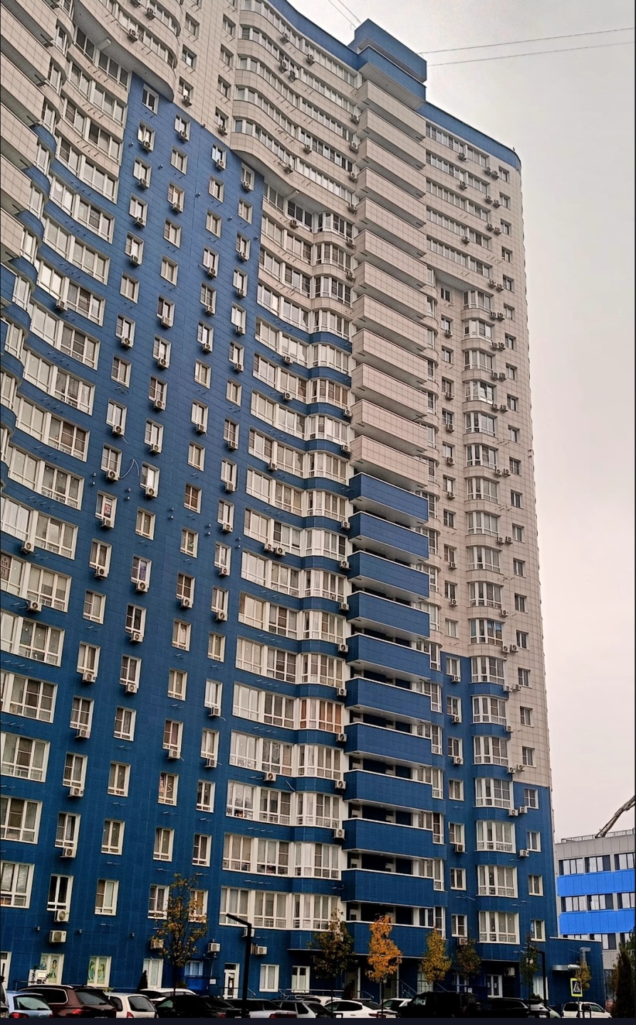 Продаю квартиру на 16 этаже в предчистовой отделке, лоджия с кухни, при входе большая гардеробная , санузел стандартный

Квартира находится в жилом комплексе Фонтаны, это один из современных ЖК в мкр Черемушки. 
Рядом расположен парк Солнечный остров, новая школа для одаренных детей, обычная школа и