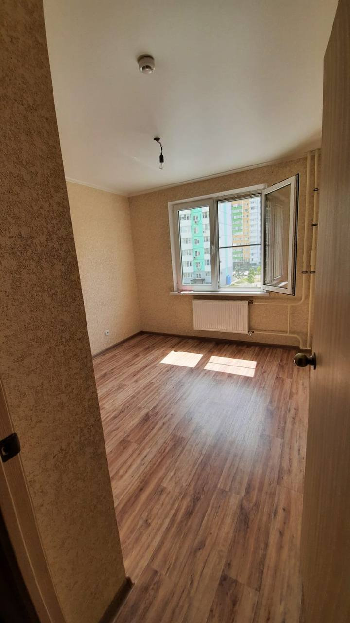 Продается евродвушка площадью 40 м² в ЖК Почтовый  (ул. В. Гарсия, д. 17). Просторная кухня-гостиная, отдельная спальня,  ремонт от застройщика. Тихое расположение, развитая инфраструктура района – школы, детсады, спорткомплексы, паркинги, рынки, поликлиники, все рядом. Документы готовы, нет обремен