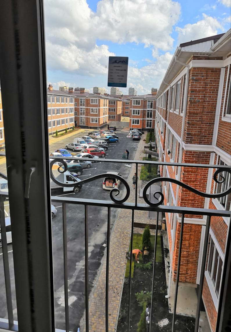 Продаётся квартира площадью 41 квадратный метр в Краснодаре, расположенная по адресу: микрорайон имени Петра Метальникова, улица имени Цезаря Куникова, дом 18 корпус 8. 

Этот вариант идеально подойдёт тем, кто ценит комфорт и удобство расположения. Квартира расположена на третьем этаже трёхэтажного