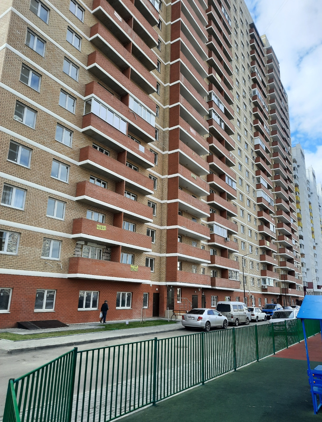 Продаётся однокомнатная квартира площадью 40.9 квадратных метров на проспекте Писателя Знаменского, в  микрорайоне Почтовый. Расположена она на двенадцатом этаже современного кирпичного дома, построенного в 2022 году. 

Просторная жилая зона занимает 21 квадратный метр, а кухня – 10 квадратных метро