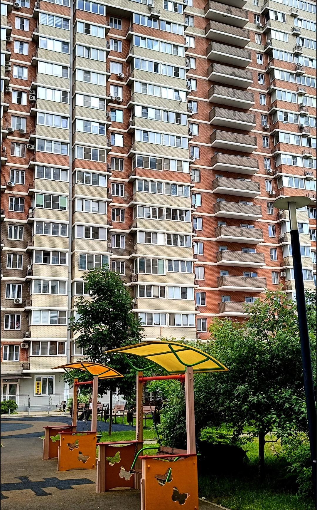 Продаю однокомнатную квартиру в ЖК Мелодия. Квартира с частичным ремонтом: санузел в плитке, пол в кухне и прихожей в плитке, электричество и коммуникации готовы. 
Дом кирпичный, 2019 года постройки, расположен в хорошем микрорайоне. Рядом есть магазины, рынки, детсады, школы, поликлиники.
Один собс