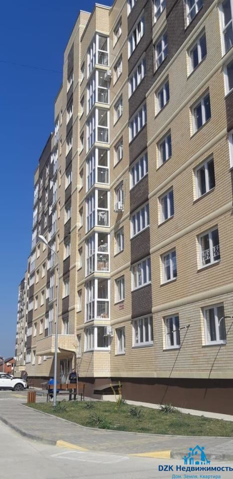 ЖК Марсель 2” расположен на границе с Комсомольским микрорайоном. Новый дом, квартира  с качественной предчистовой отделкой (ровная механическая стяжка, входная металлическая дверь, счетчики на хол. гор. воду, установлены радиаторы) . В шаговой доступности магазины, безопасные детские и спортивные 
