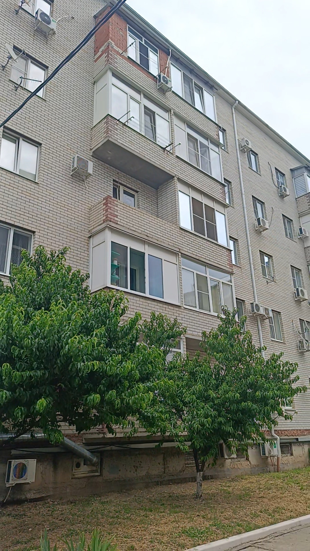 Продается уютная однокомнатная квартира с косметическим ремонтом. 
Продаем в связи с переездом. 
Вариант подобран. 
Есть небольшое обременение  по ипотеке в Т банке. 
Первая цена на районе! 
 Год постройки дома — 2012, дом кирпичный, что обеспечивает хорошую тепло- и звукоизоляцию. 
Просторная комна