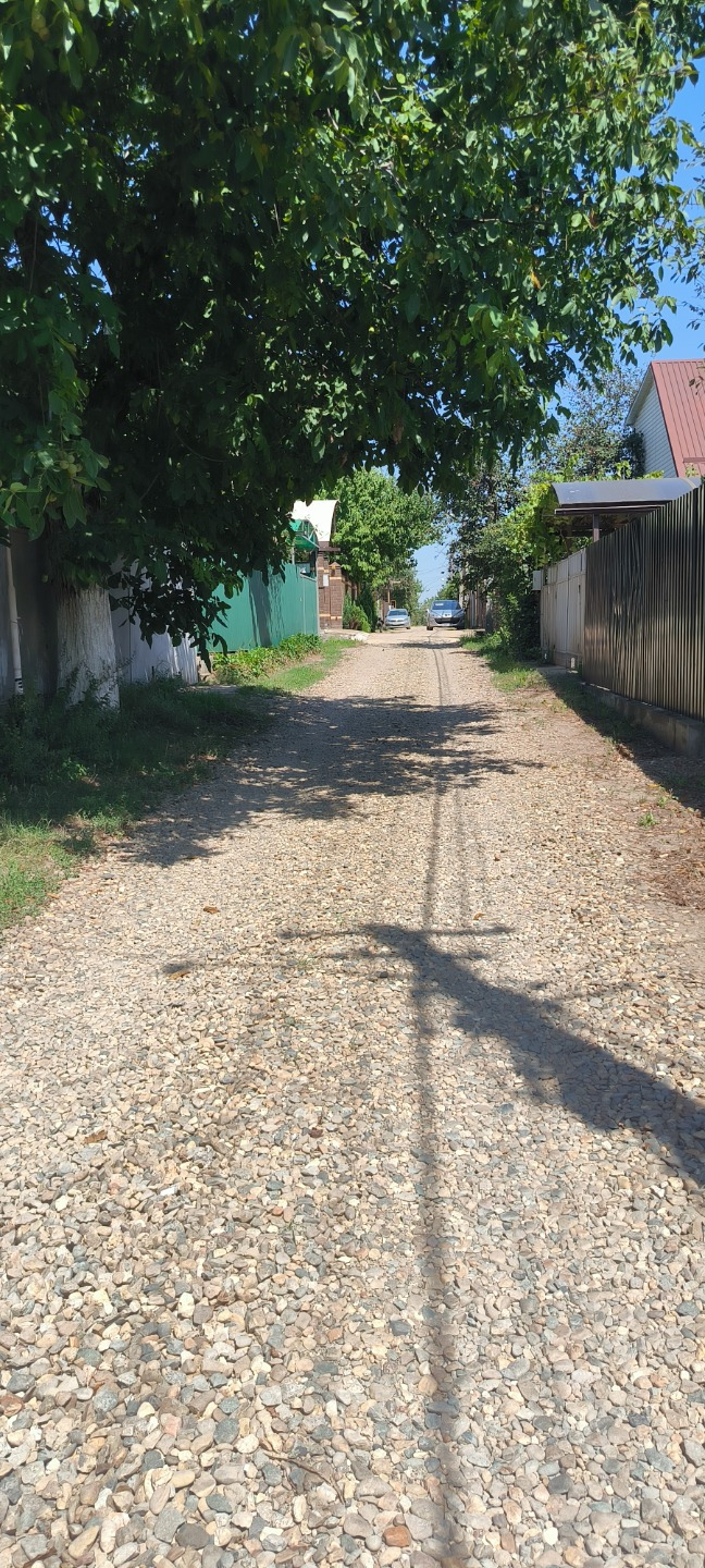 Продам 8 сот. земли. Свет есть, вода есть, газ по меже. 
Участок правильной формы, 32*25 метра.
Новый забор , капитальных строений на участке нету.
Показ в любое время.
Остались вопросы звони.
