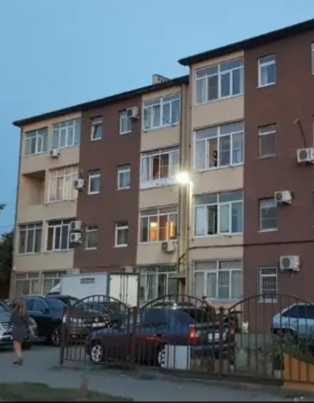Продается квартира на 1 этаже в кирпичном доме. Квартира в хорошем состоянии, но сан узел «без плитки». 
Преимущества квартиры:
удобная планировка без лишних коридоров;
высокие потолки — ощущение простора;
окна во двор — тихо и спокойно;
лоджия — дополнительное место для хранения или отдыха.
Остаетс