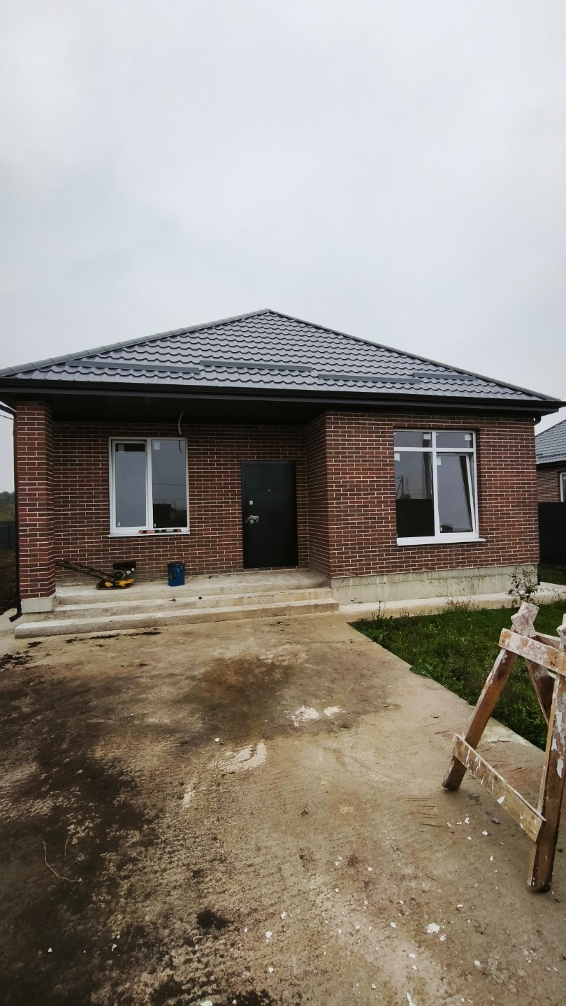 Продам дом в станице Старокорсунская , отличный дом с участком 6 соток , качественной постройки , коммуникации в доме заведены, откатные ворота , площадка под авто , отростки все залито , крытая терасса выход из кухни гостиной , звоните пишите , дом реальный цена тоже 